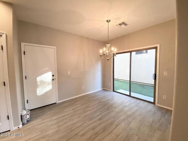 Foto del edificio - 1677 E Elgin St
