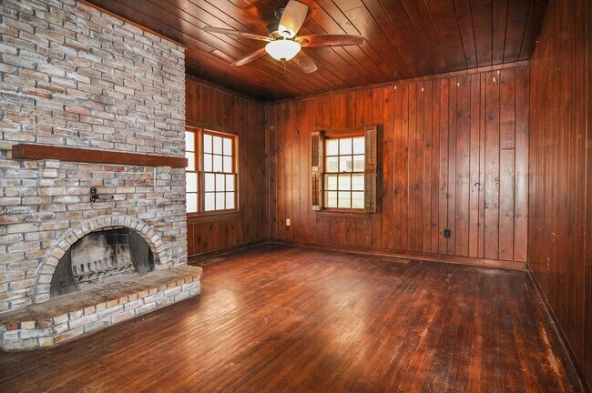 Building Photo - Pre-leasing Summer 2024! Charming 4 Bedroo...