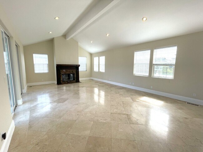 Foto del edificio - Beautiful 3 bedroom detached townhome with...