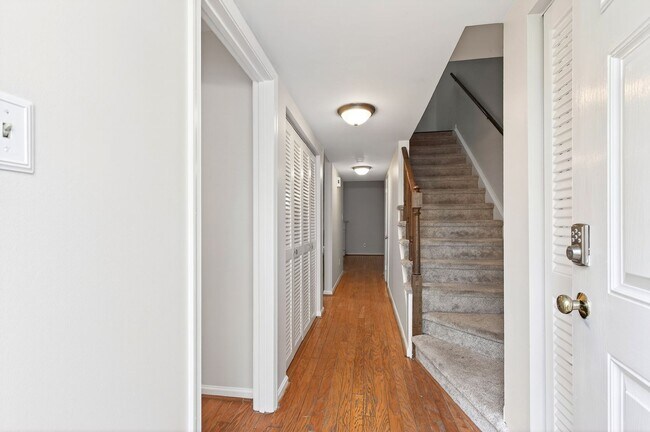 Foto del edificio - Raleigh Living: Spacious 3BR Townhome in Spring Garden!