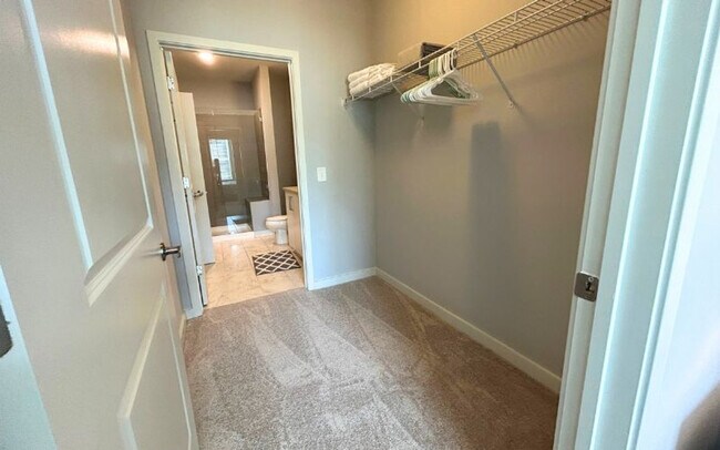 Foto del edificio - 6400 Blue Stone Rd