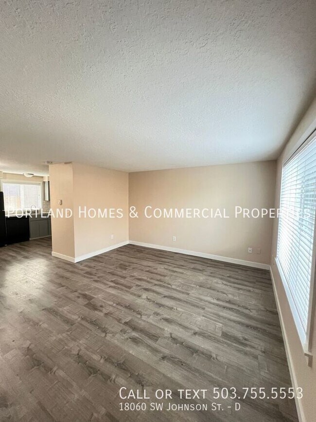 Building Photo - Aloha Townhouse-style Plex With Large Back...