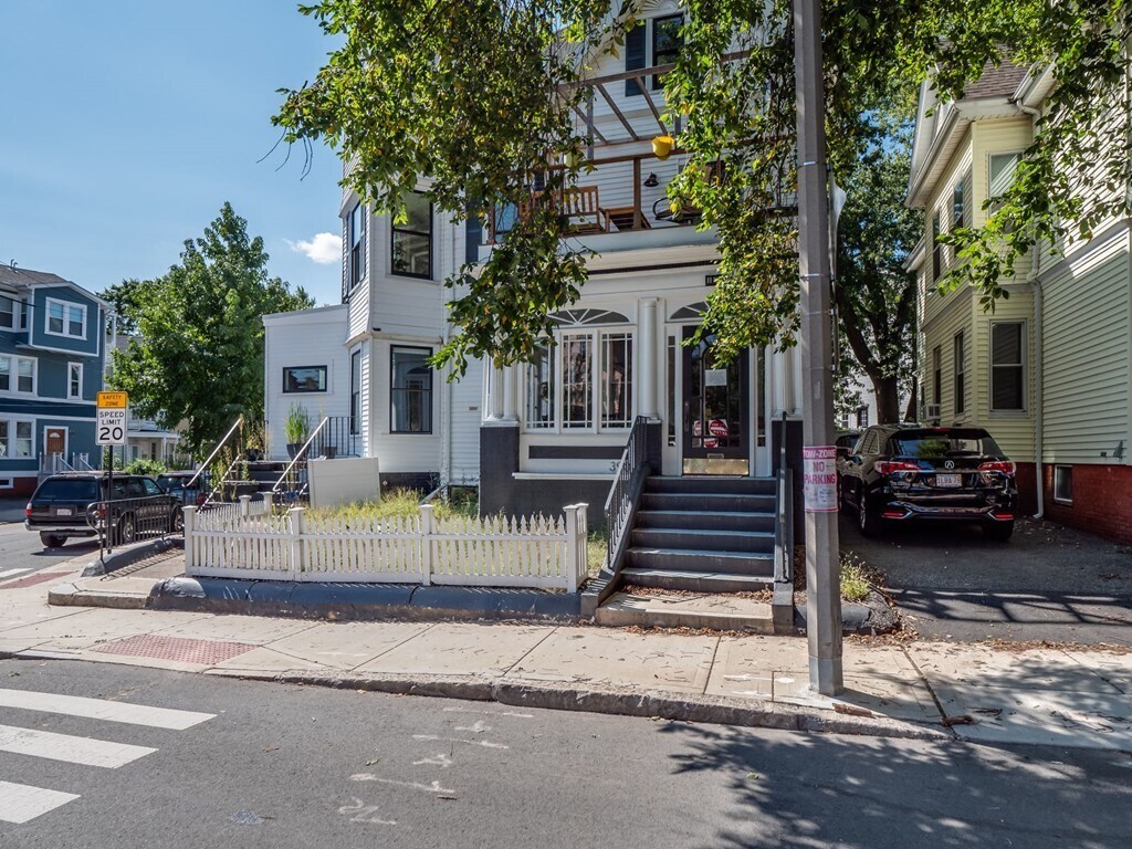Primary Photo - 390 Medford St