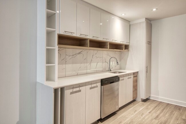 Building Photo - 9675 Av. Papineau