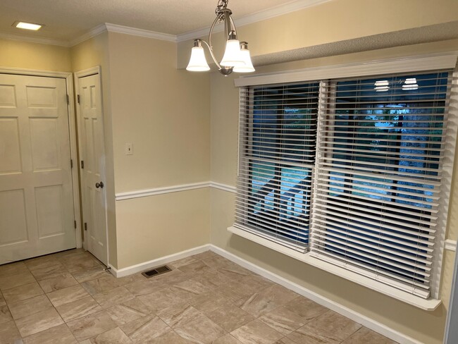 Building Photo - 214 Gatewood Dr