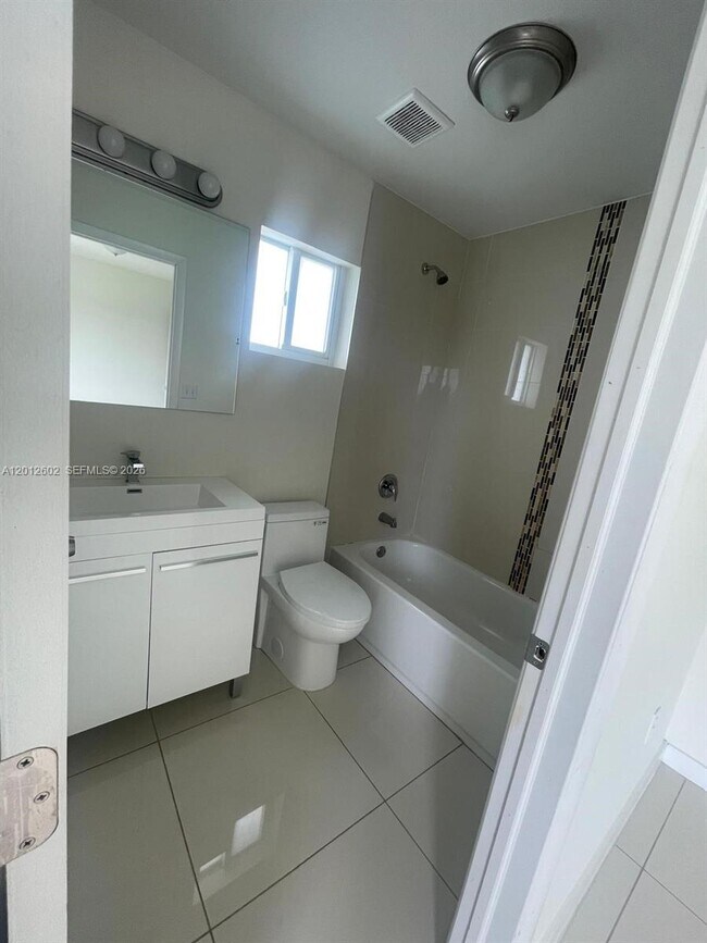 Foto del edificio - 2121 NW 72nd St