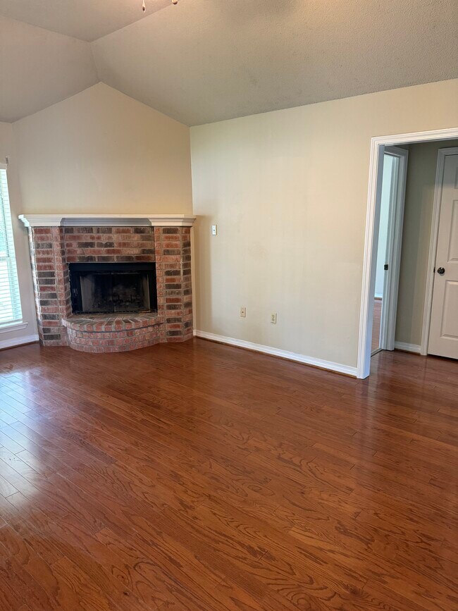 Building Photo - 41060 Rene Dr