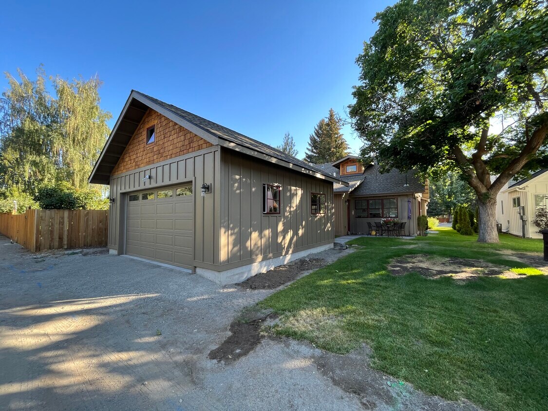 Building Photo - 305 4th Ave N