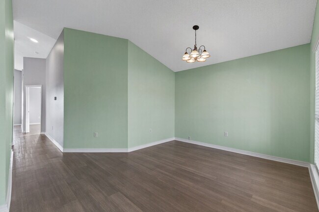 Foto del edificio - 742 Saltair Ln