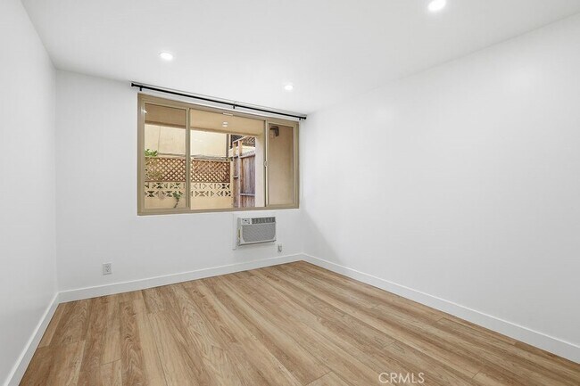 Foto del edificio - 17000 Burbank Blvd