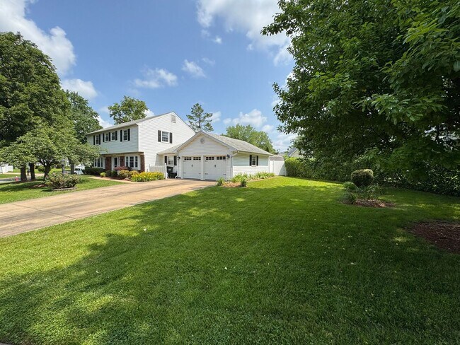 Building Photo - Stunning 4 Bed 2.5 Bath Home With A Spacio...