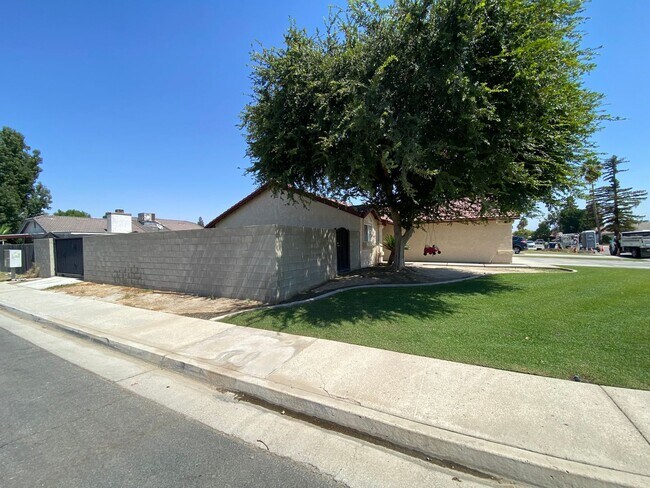 Foto del edificio - Newley Remodeled 3 BD 2 BA house on corner...