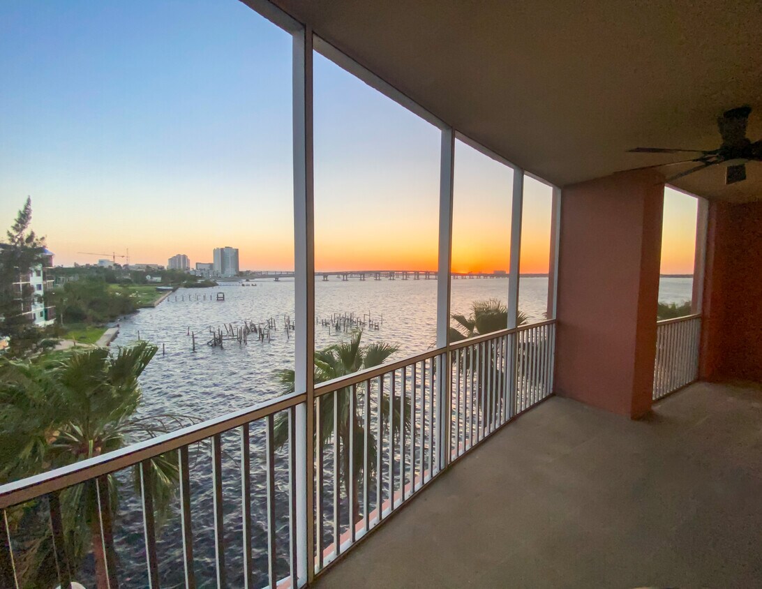 Incredible daily sunset views - 2743 1st St