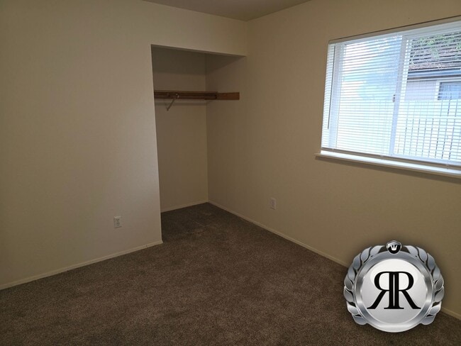 Building Photo - 2 bedroom, 1 bath, 1 Car Garage