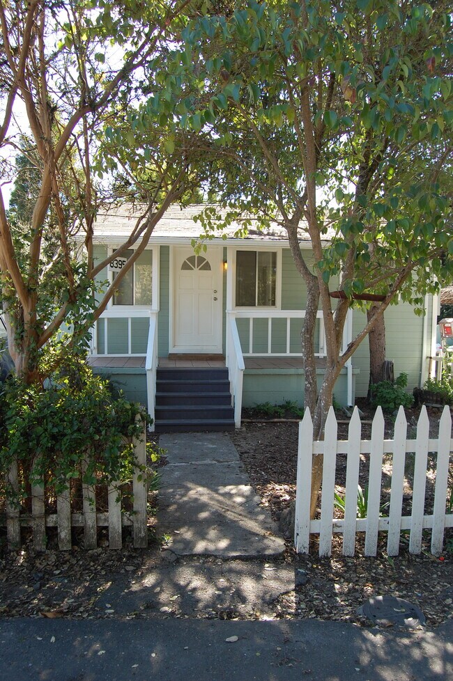Foto del edificio - 8395 Grape Ave