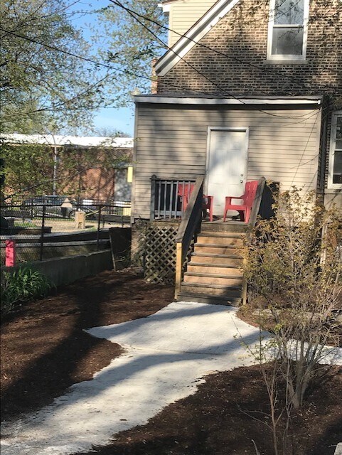 ¡Patio trasero recién arreglado! - 532 Albany N Ave