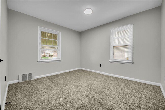 Foto del edificio - 9090 Stahelin Ave