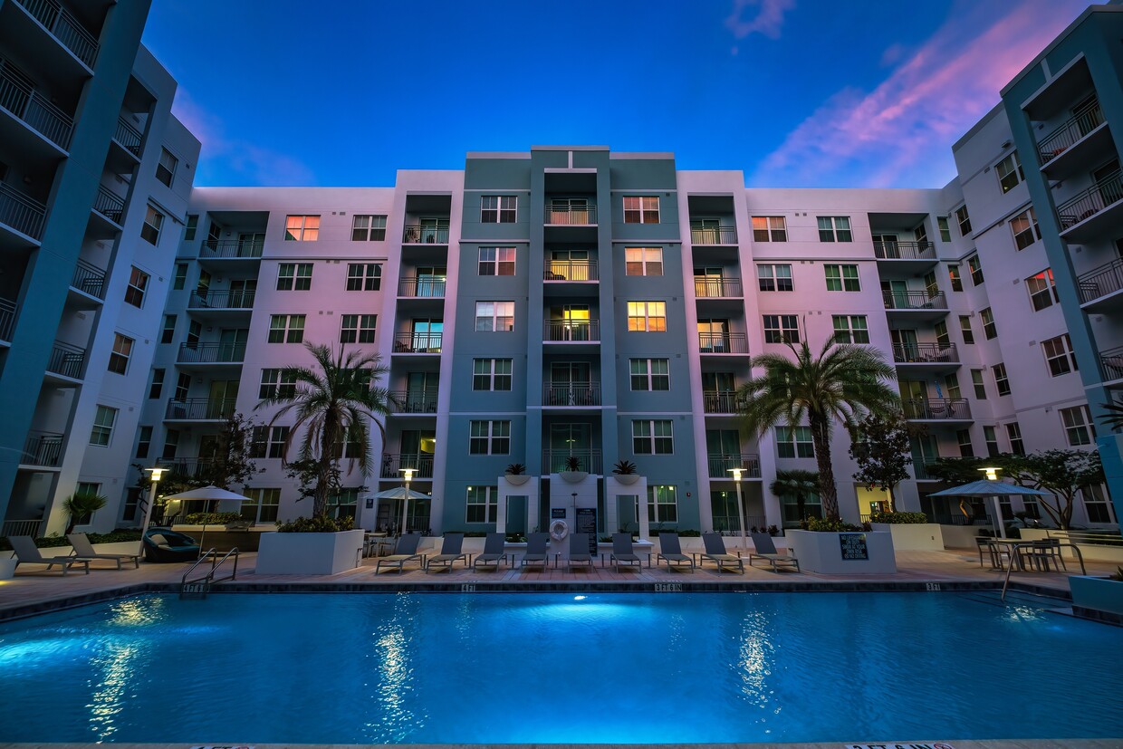 Piscina de agua salada climatizada estilo centro turístico - The Point at Coral Gables