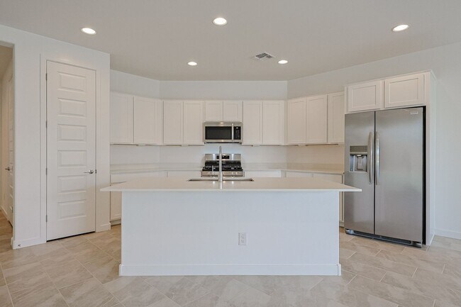 Foto del edificio - Beautiful 4 Bedroom in Aloravita Community