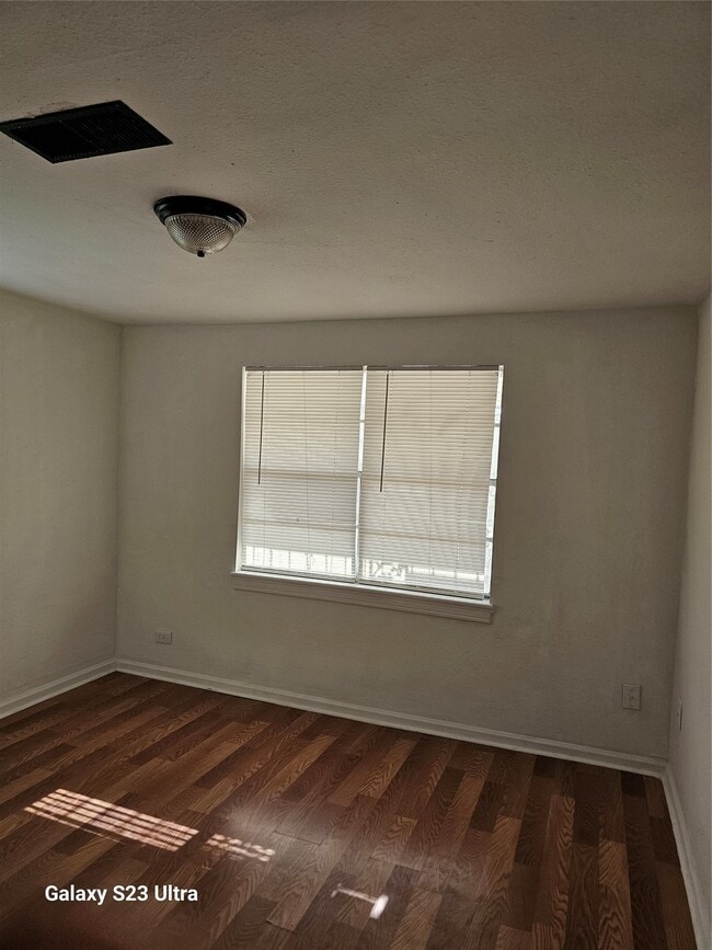 Foto del edificio - 7914 Lockwood Dr