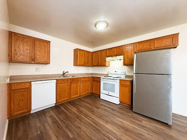 Building Photo - "Spacious 4-Bedroom Townhouse in Prime Phoenix Location – Quiet and Move-in ready!"
