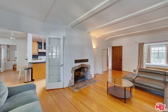 Building Photo - 10870 Wellworth Ave