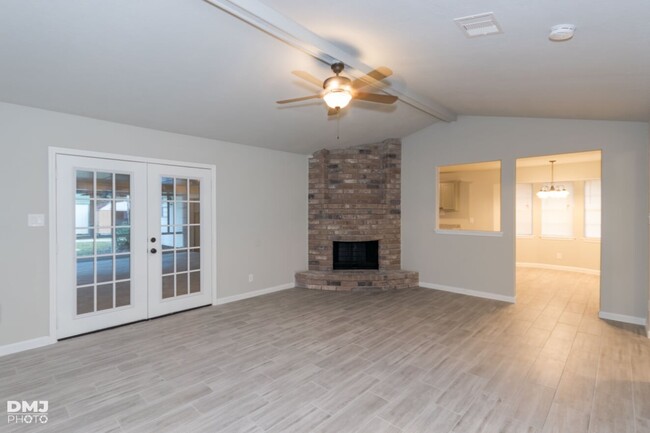 Building Photo - Beautiful 4 Bedroom 2 Bath home in Bevil O...