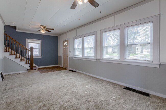 Foto del edificio - 3Bed 2Bath with 3 Stall Garage!