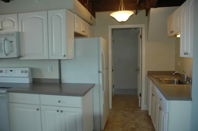 kitchen - 90 Wharf St