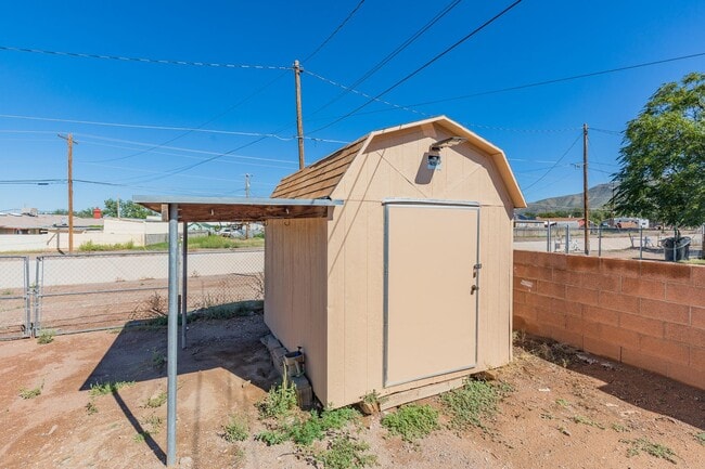 Building Photo - Super cute updated home!