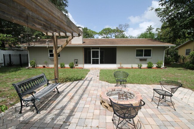 Building Photo - Lovely 2 Bedroom/ 2 Bath with BONUS Room!