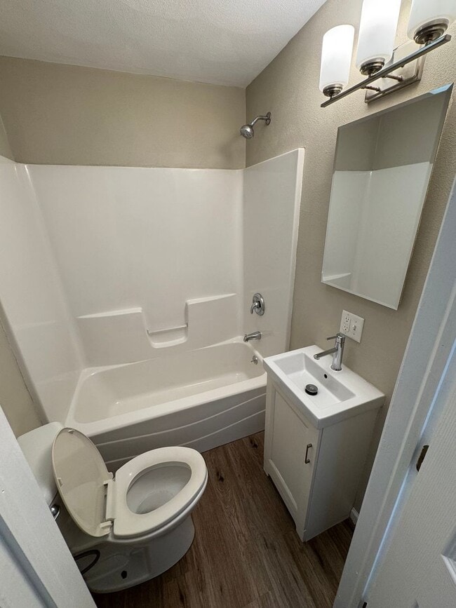 Building Photo - Two Bedroom One Bathroom Home in Machesney...