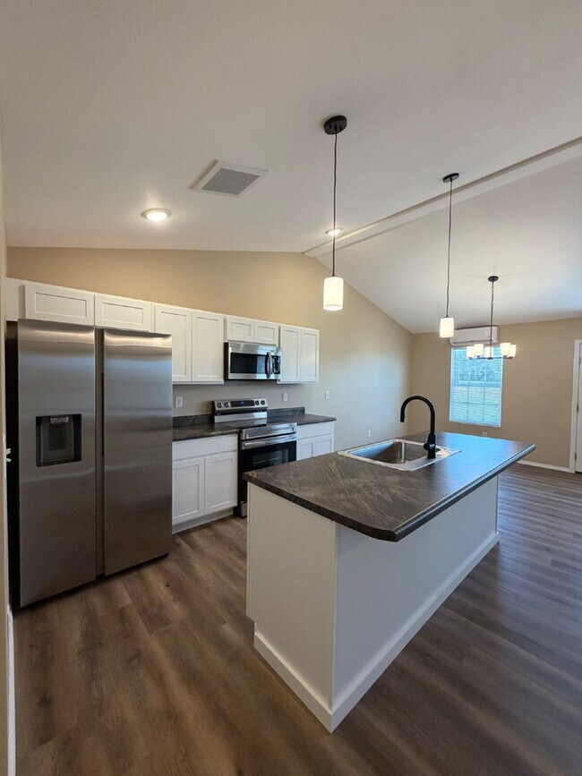 Foto del edificio - BRAND-NEW 4BR/2BA Duplex/Patio home with Garage - Available Now near Hollister, Schools