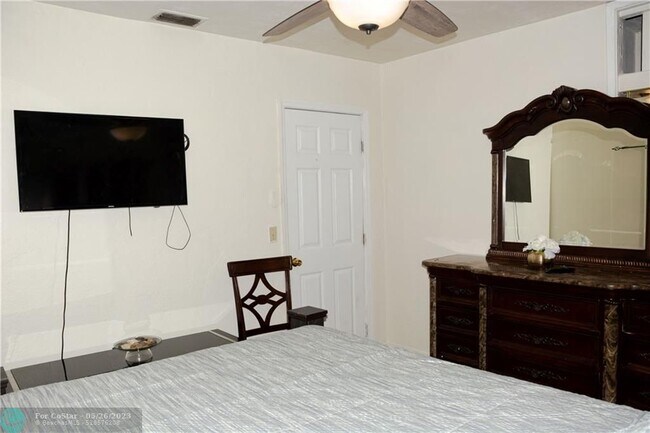 Building Photo - 3130 SW 47th Ave