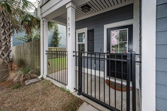 Building Photo - 3 Bedroom 2.5 Bath Single Family Home in F...