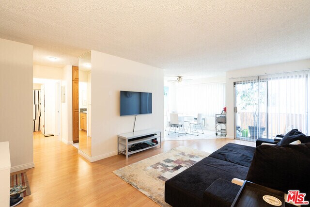 Foto del edificio - 525 N Sycamore Ave