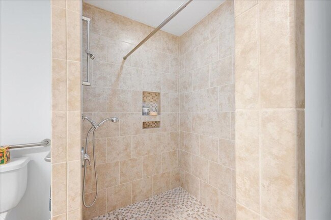 Foto del edificio - Charming 3-Bedroom, 3-Bath Home in Georget...