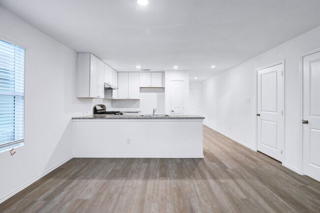 Building Photo - Modern 4-Bedroom Home with Loft, Open Livi...