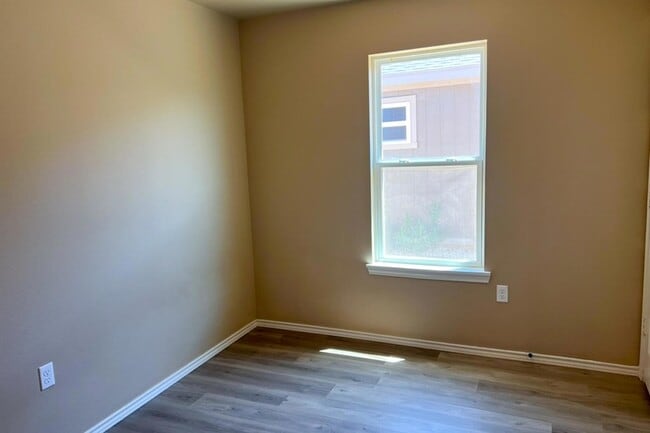 Foto del edificio - 3414 E 3rd St
