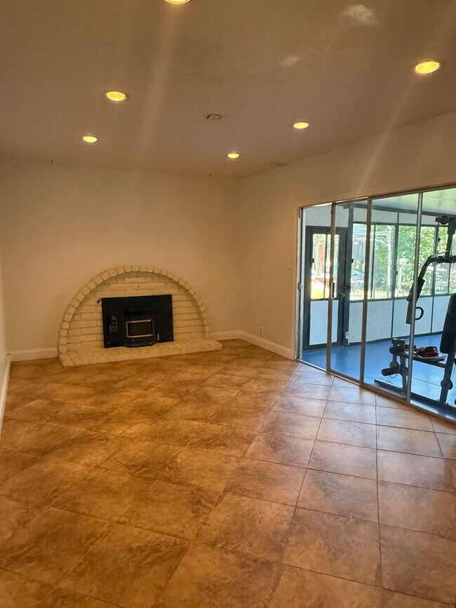 Foto del edificio - Single Family Home, 4 Bedroom 2 Bath Home ...