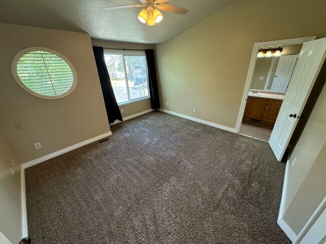 Building Photo - 3 Bed/ 2 Bath Townhome with fully fenced yard