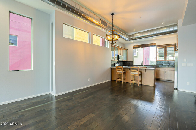 Building Photo - 529 E Ames Pl