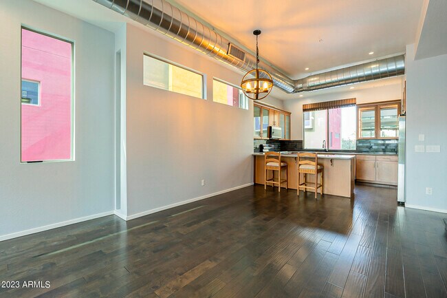 Foto del edificio - 529 E Ames Pl