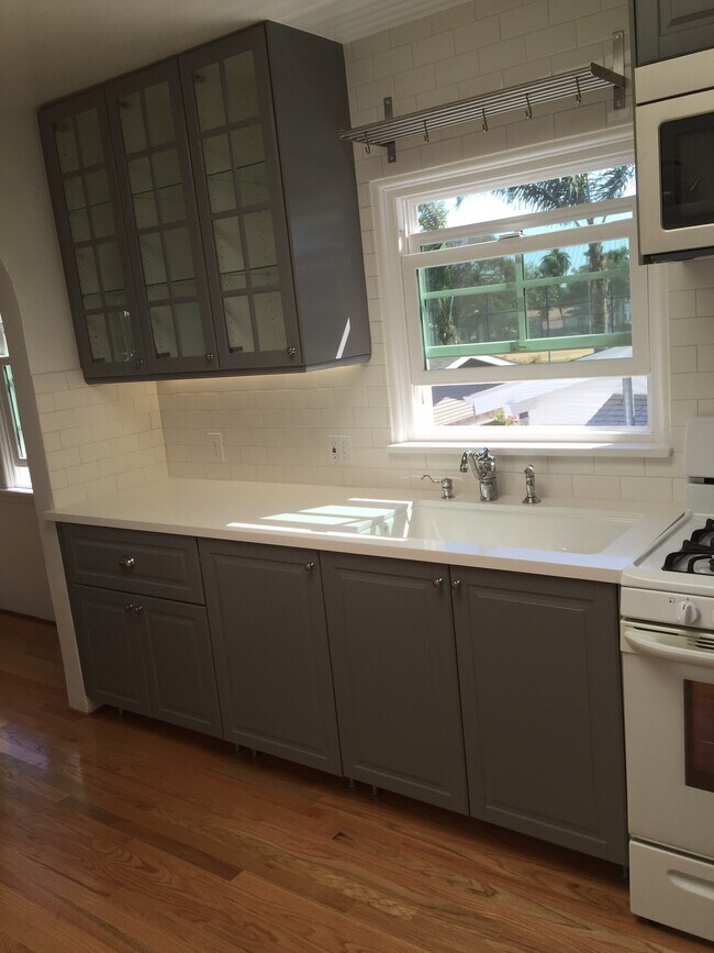 kitchen - 1040 Oakwood Ave