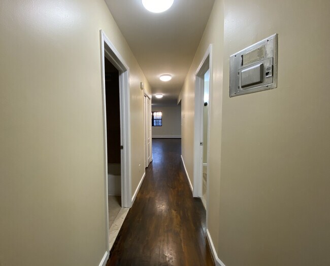 Building Photo - 122 Milford St