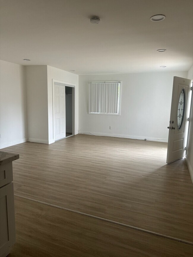 Building Photo - 1416 W James Way