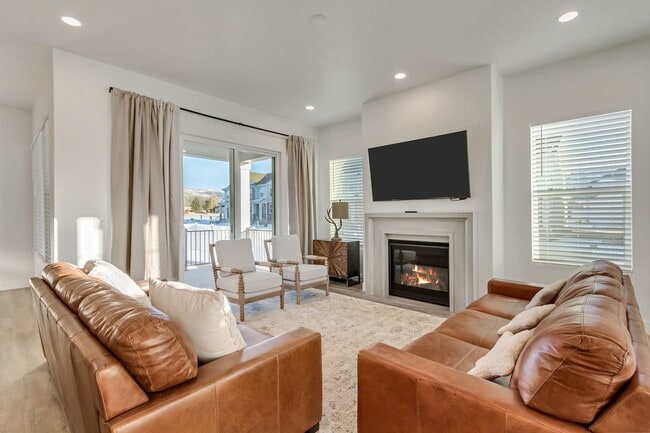 Building Photo - Modern Home in Heber – Available Now!