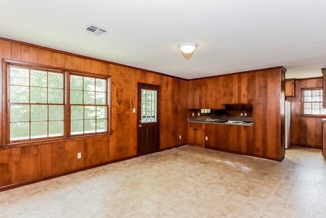 Building Photo - 908 Green Forest Dr