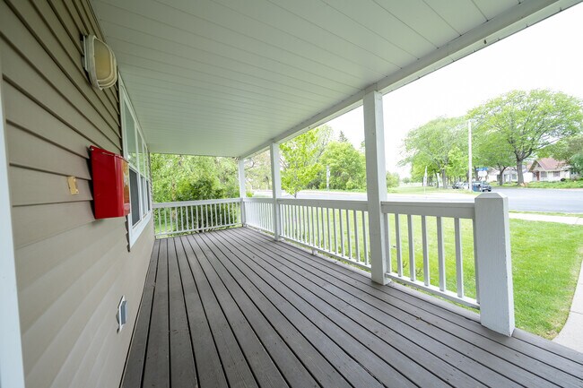 Foto del edificio - 108 Cedar Lake Rd S