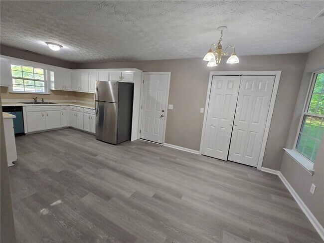 Building Photo - 10107 Clearview Dr NW
